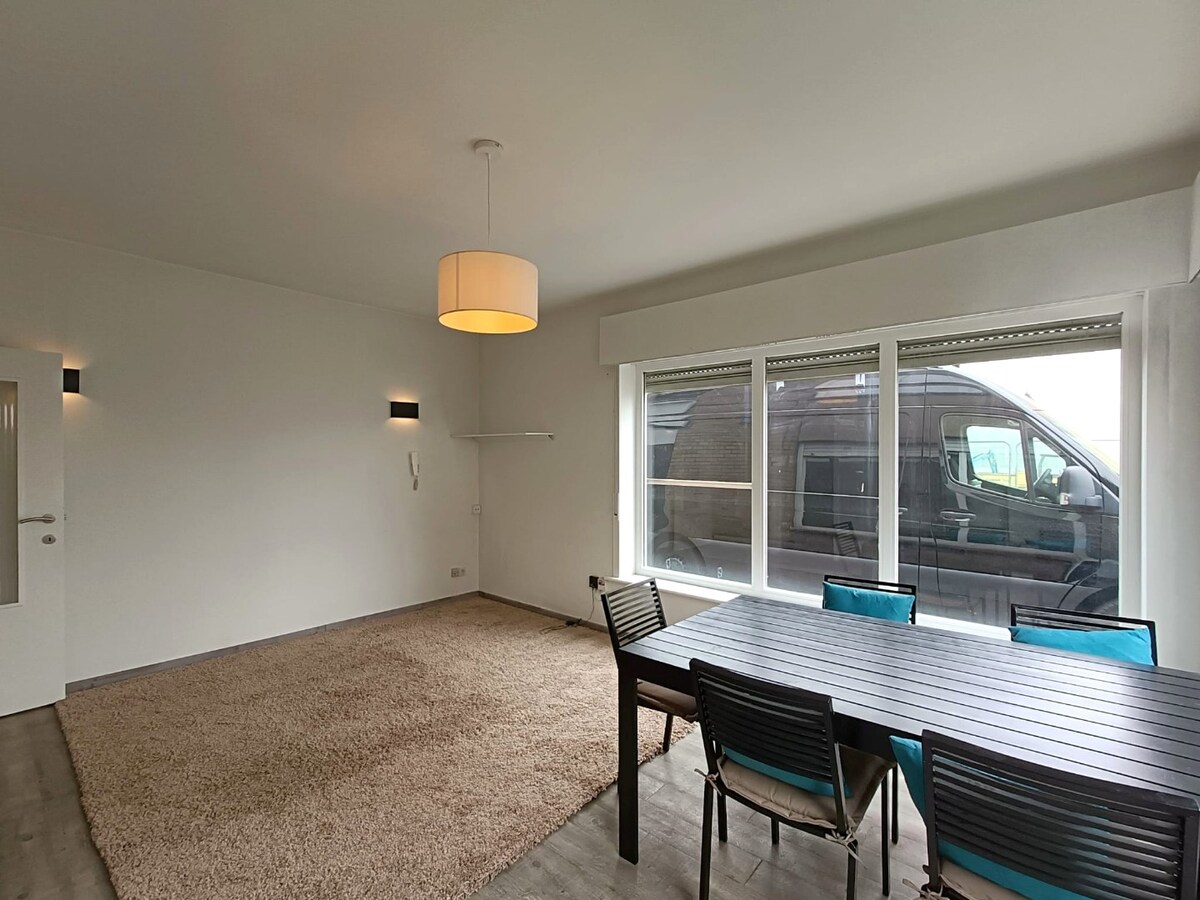 Lichtrijk 2-slaapkamerappartement met terras, garage en extra staanplaats in het centrum van Heist 