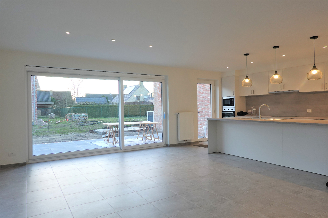 Halfopen nieuwbouw met inpandige garage 