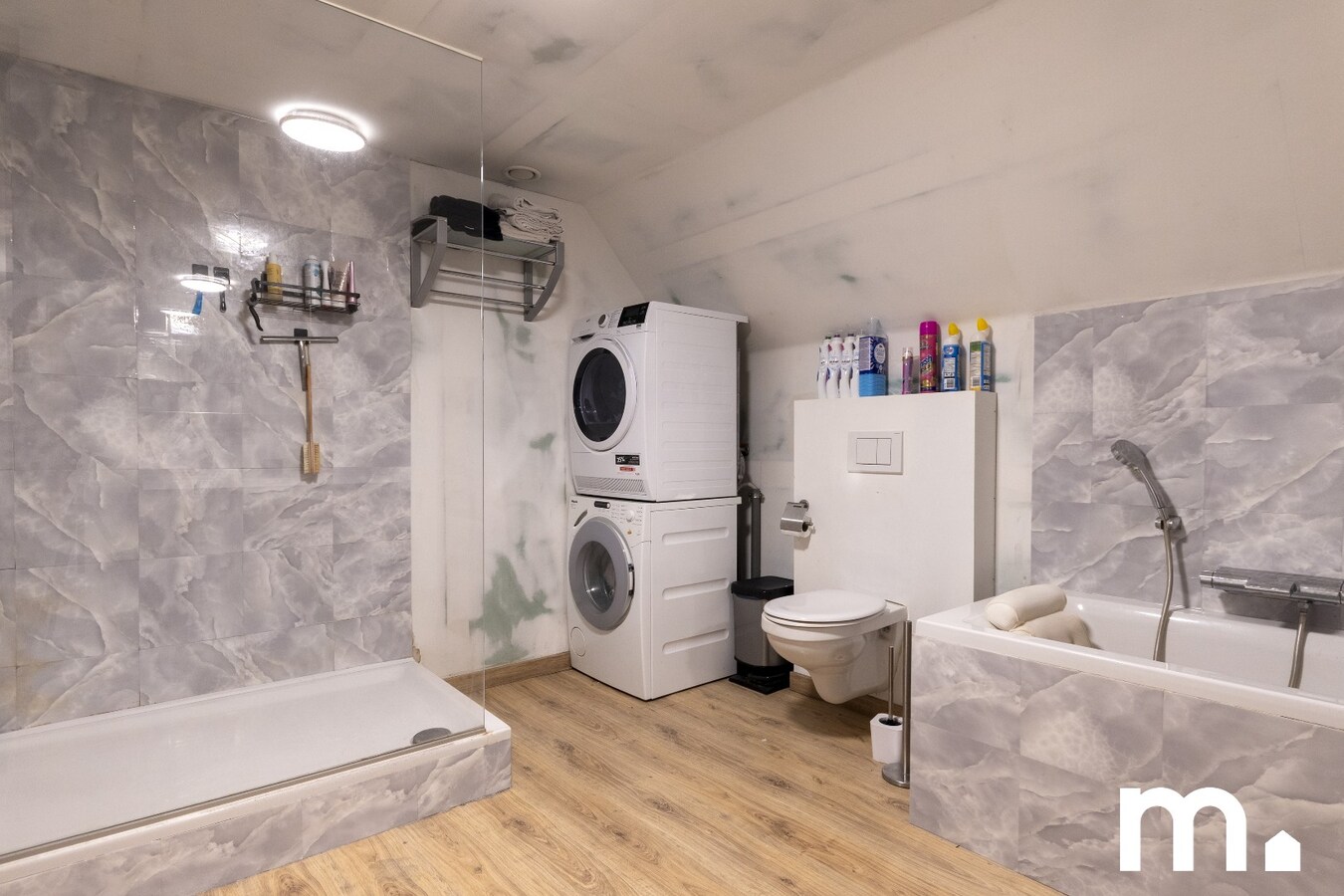 Ruime gerenoveerde gezinswoning met 5 slaapkamers en 2 badkamers ! EPC B ! 