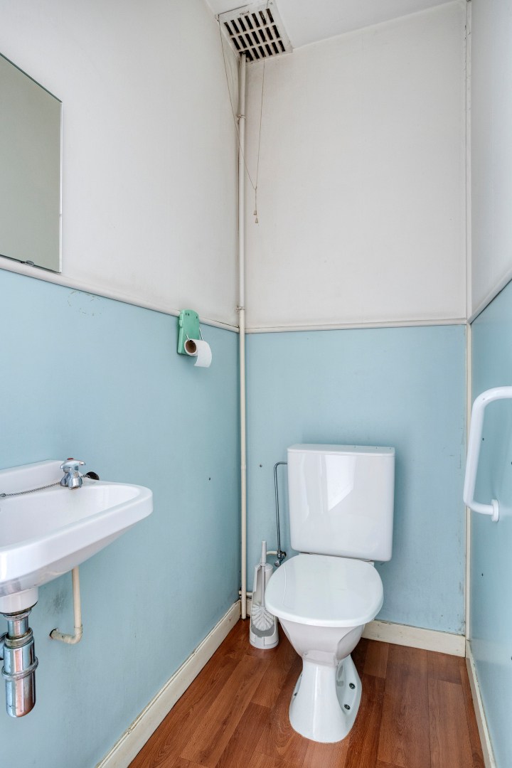 Te renoveren gezinswoning met 4 slpk. en een gezellige stadstuin in het centrum van Geel 