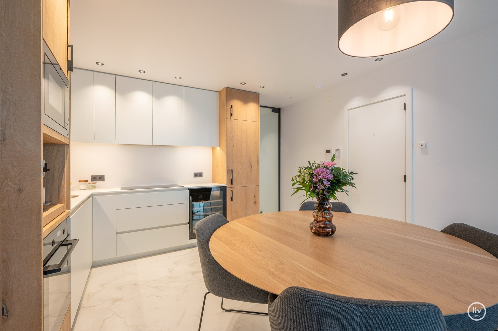 Prachtig gerenoveerd appartement met mooi zonneterras gelegen op de Kustlaan te Knokke. 