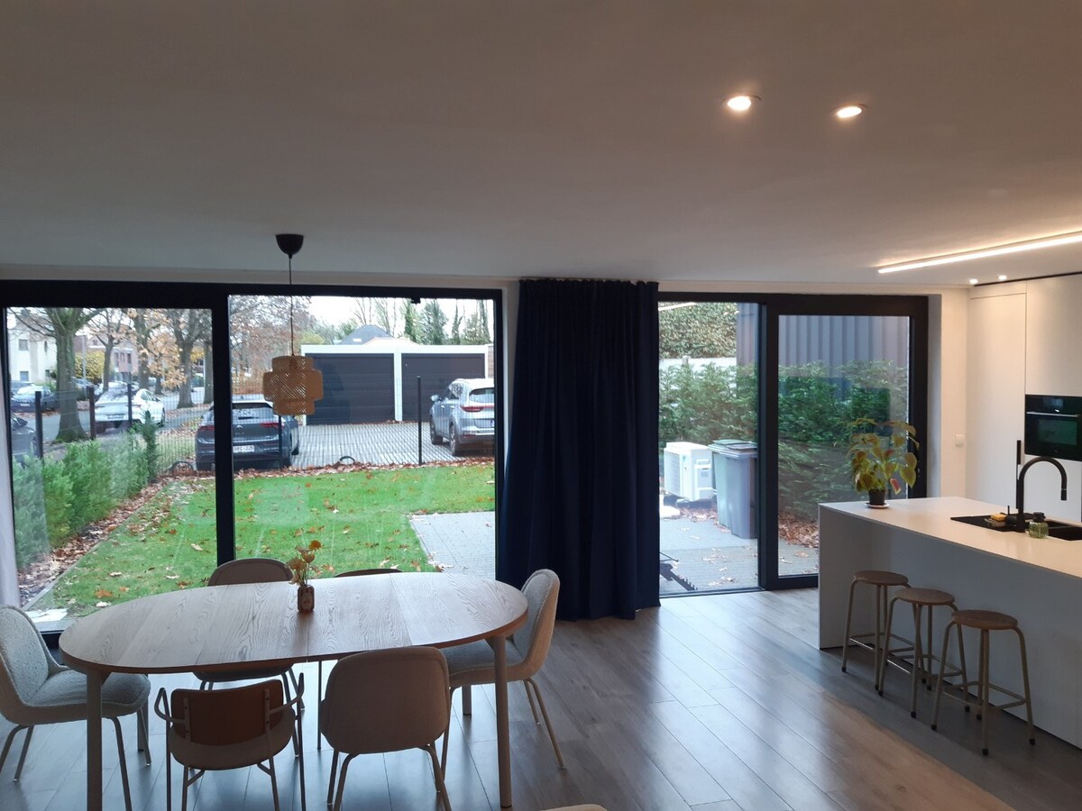 BEN-appartement met terras en tuintje. 