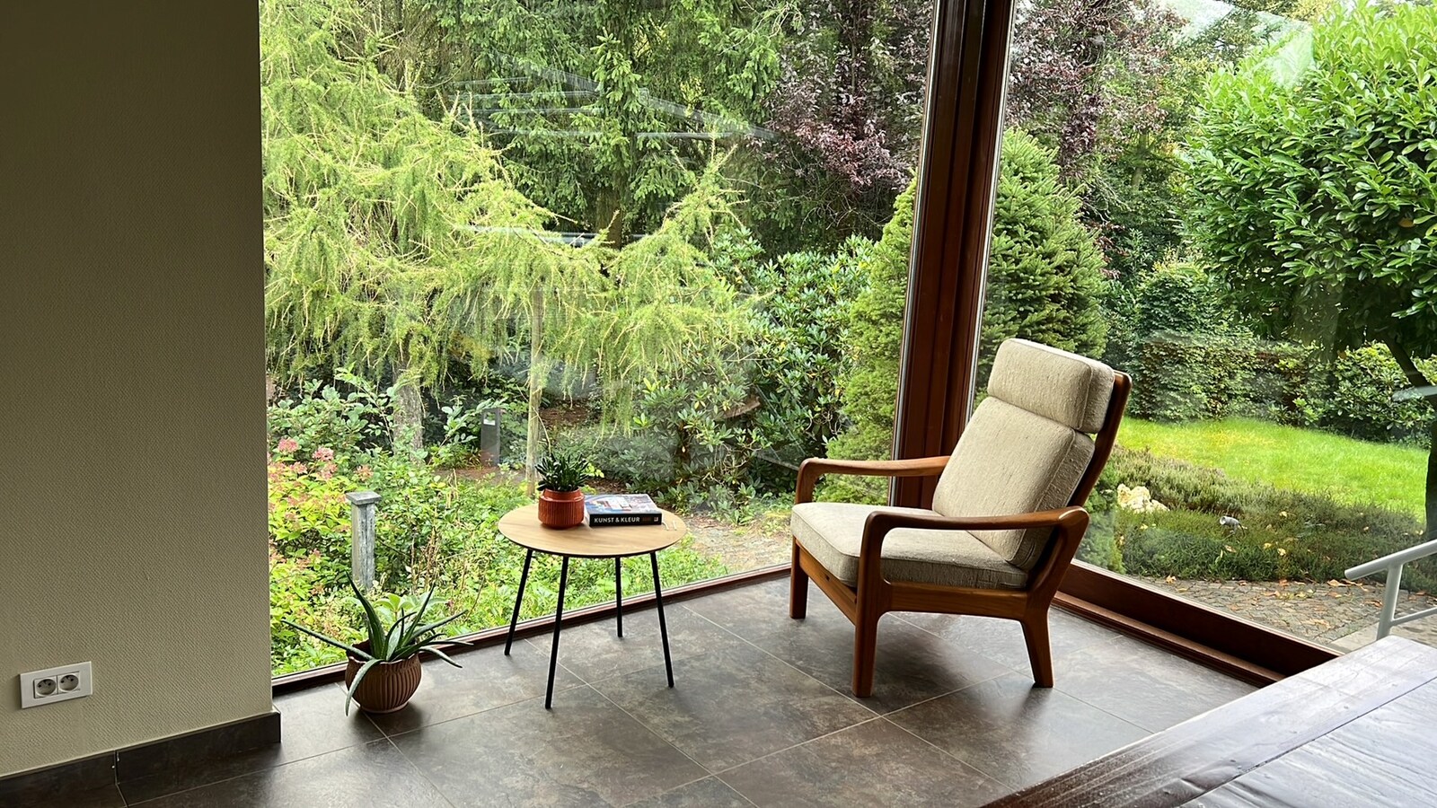 Bemeubelde villa met prachtige tuin 