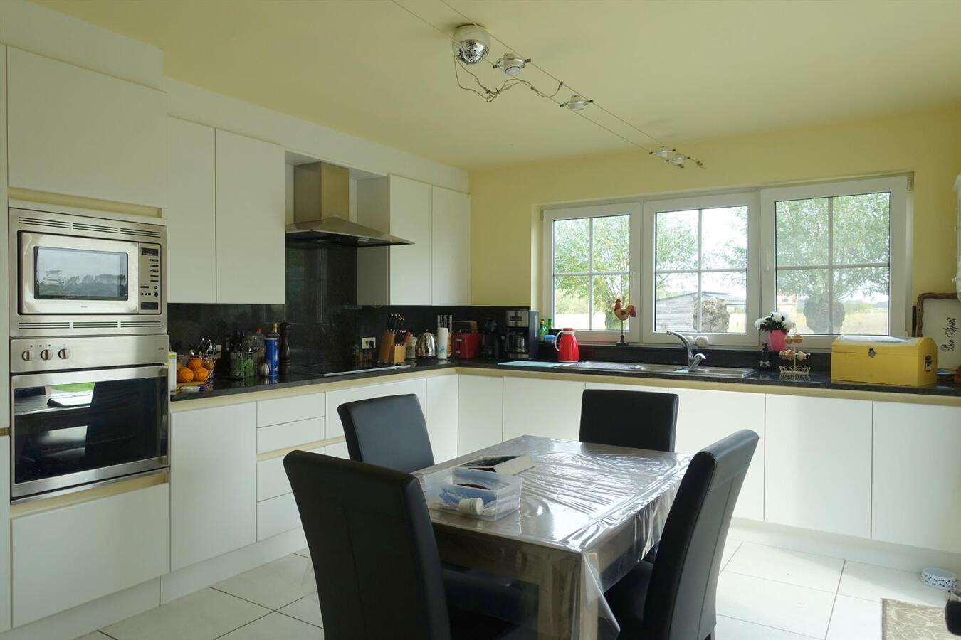 Instapklaar rustig gelegen landhuis met zicht op velden 