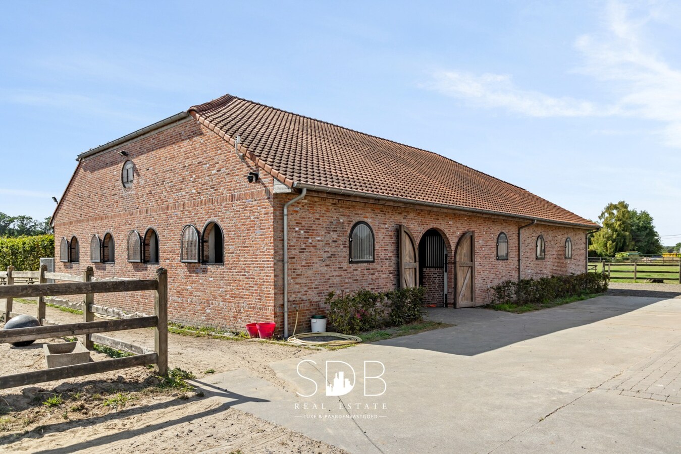 Prachtige landelijke woning met hippische accommodatie op 2,5hectare 