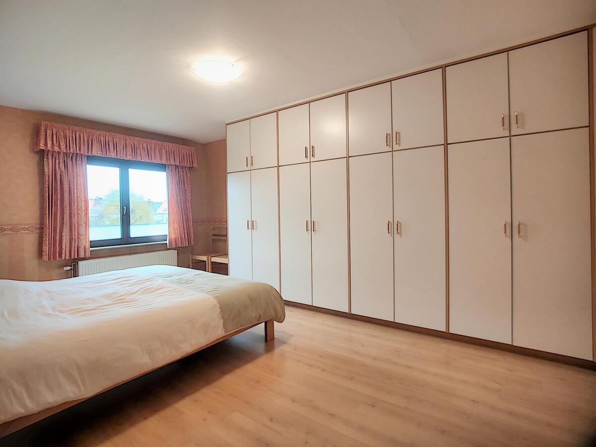 Grote, praktisch ingedeelde woning met oprit, garage &amp; tuin - Heist 