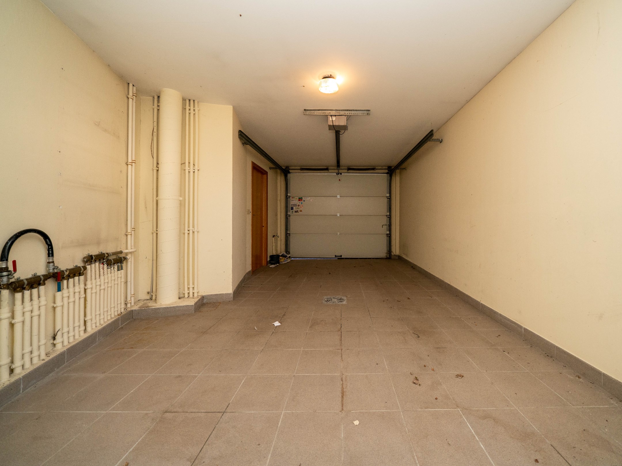 Lichtrijke, ruime woning met 3 kamers, garage en tuin 