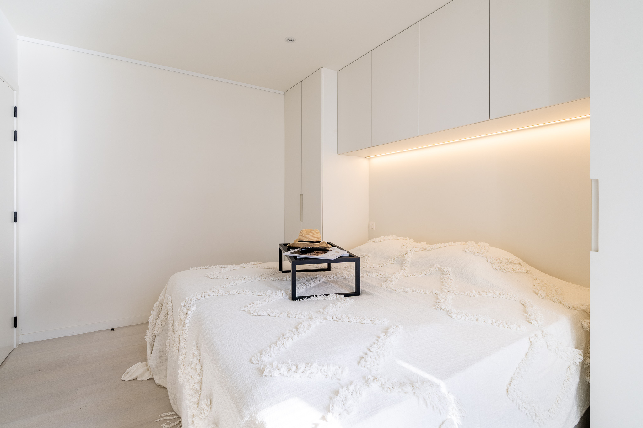 Appartement rénové avec style, offrant une vue latérale sur la mer, au cœur du Zoute. 