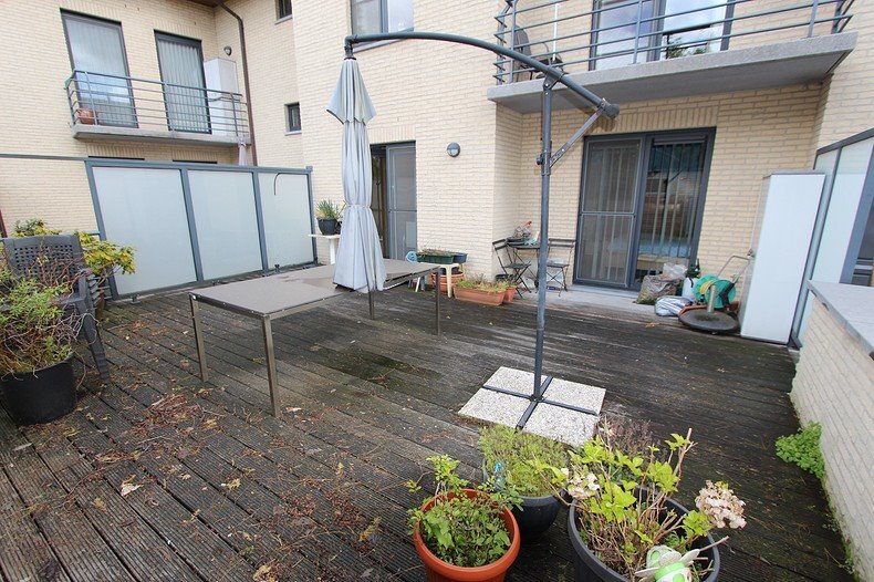 Gelijkvloers appartement met 2 slaapkamers en garage 