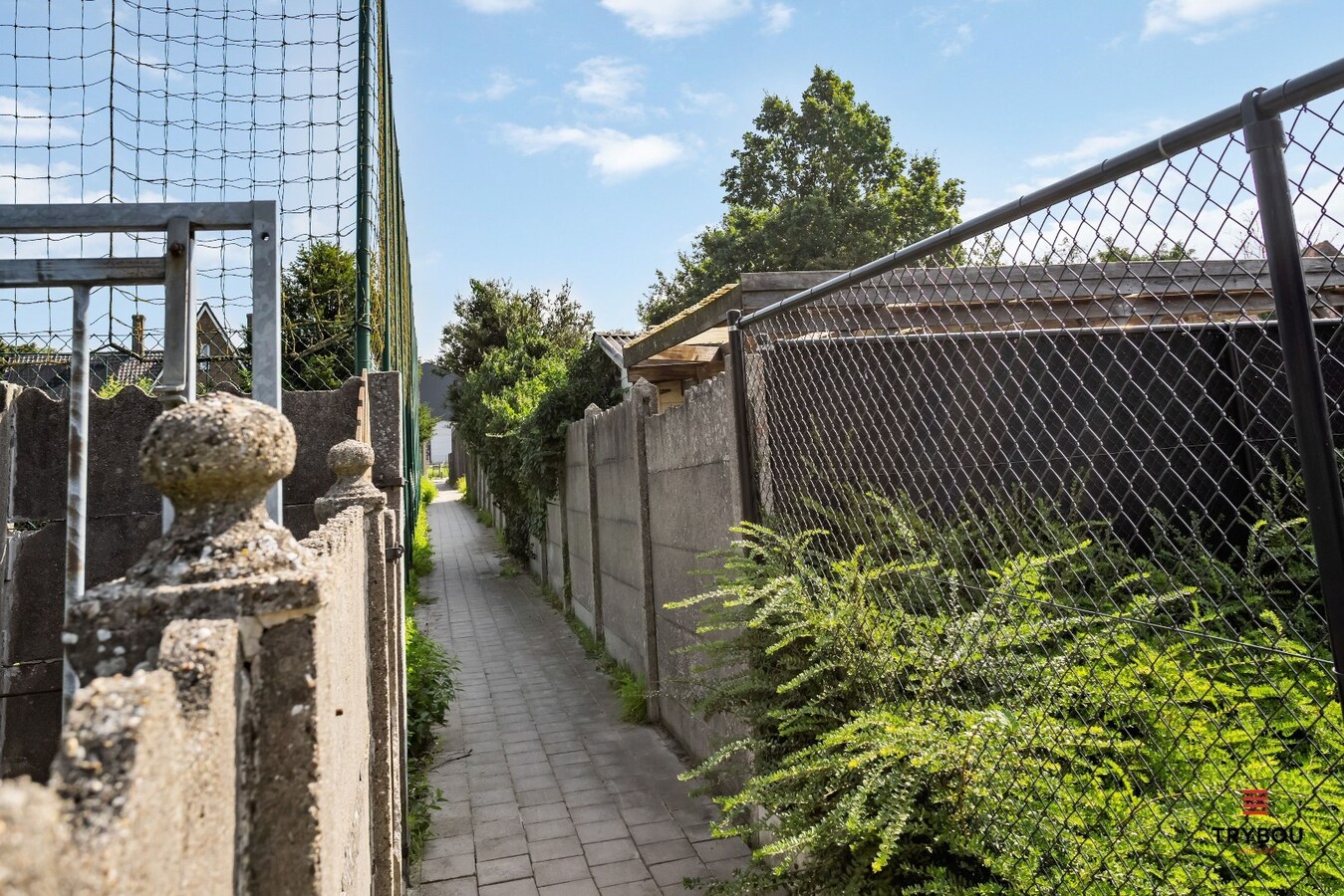 Centraal gelegen, halfopen woning met grote goed onderhouden tuin 