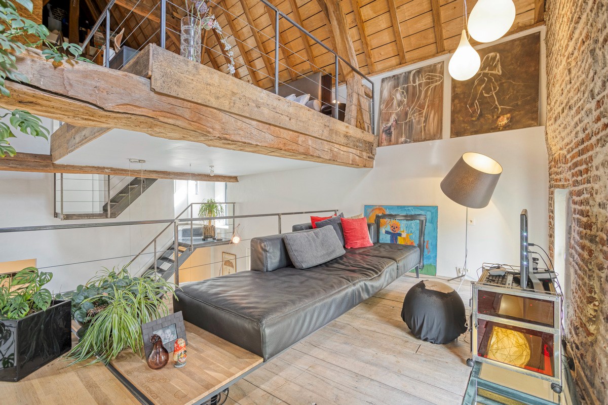 Open woonkamer met tweede salon in mezzanine