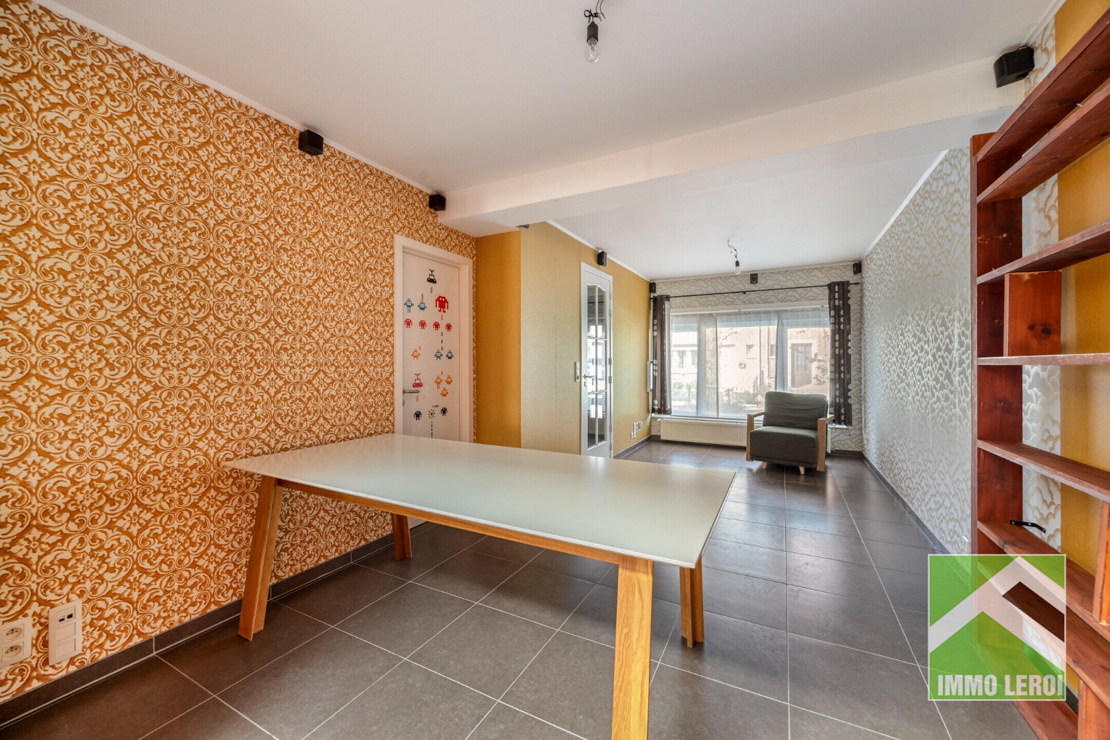 Woonkamer met doorgang kelder