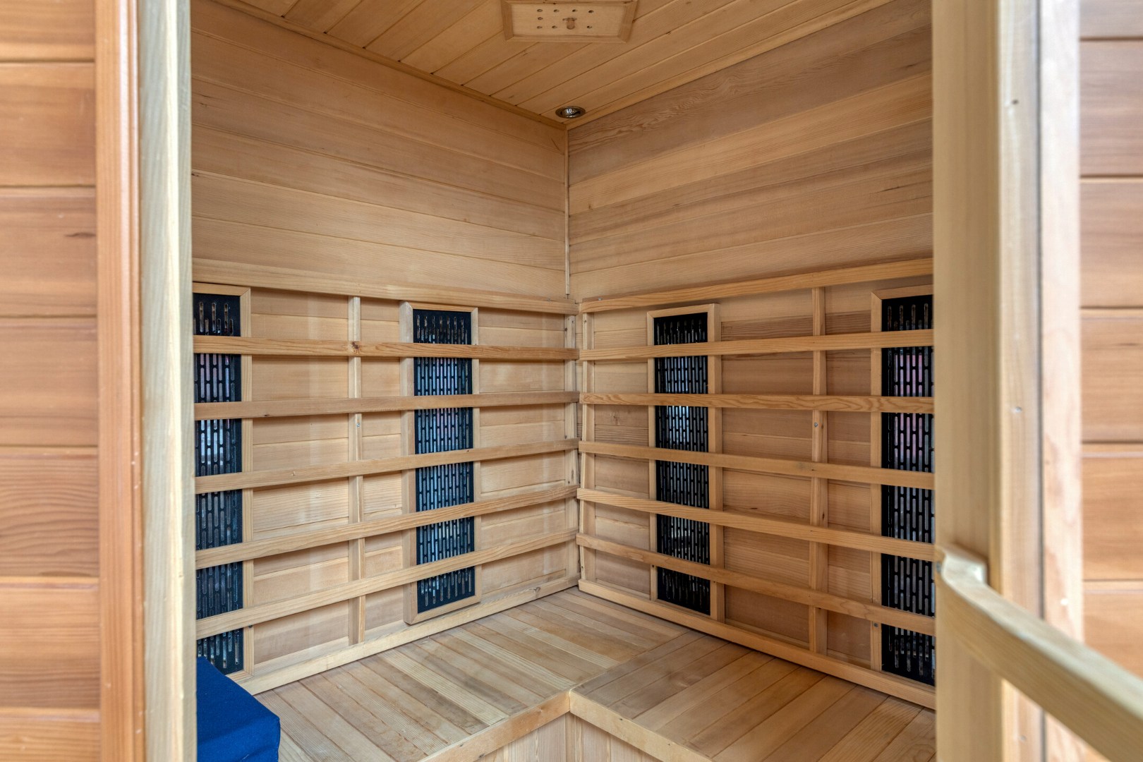 T.A. Makelaardij biedt aan: Op loopafstand (ca. 200m.) van het Veerse Meer staat deze rustig gelegen vrijstaande woning op een royaal perceel (860m2) aan een doodlopend straatje 