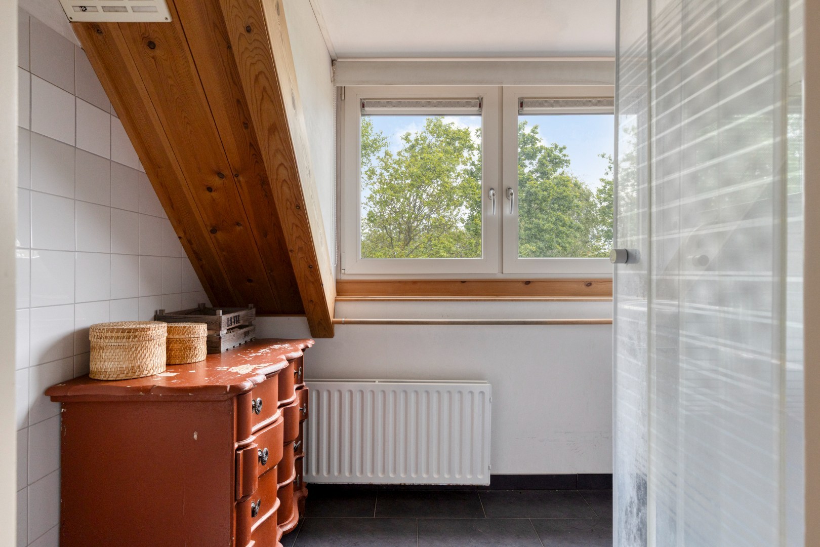 Een plek als deze komt zelden beschikbaar: een unieke combinatie van wonen tegen de duinen aan en nabij het strand en nabij de boswachterij op één van de meest geliefde plekken van de Zeeuwse kust. Bi 