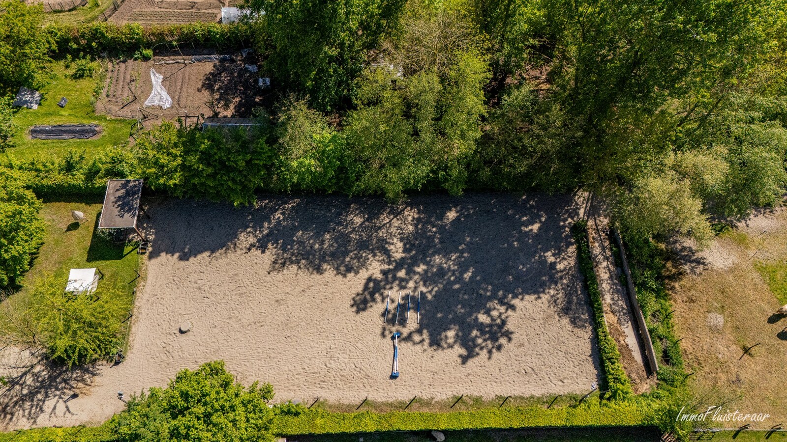Charmante villa avec bâtiment d'écurie et prairie sur environ 6 700 m² à Hamme. 