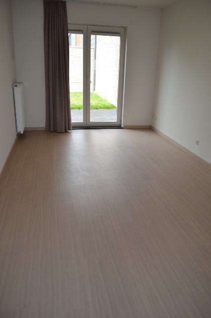 Gelijkvloers appartement met 2 slpks, terras, tuin en garage te Maldegem 