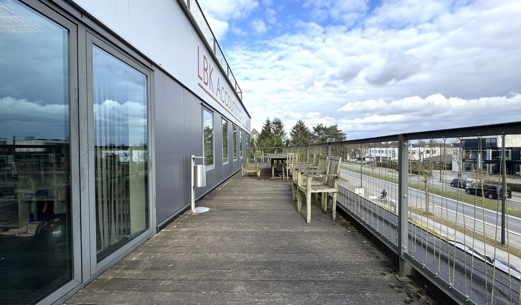 Ingedeelde kantoorruimte met parking te huur in Sint-Martens-Latem