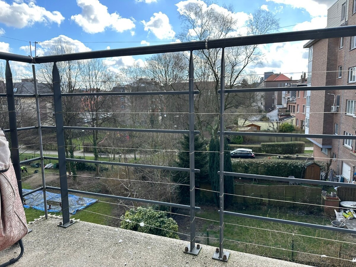 Lichtrijke serviceflat met zonnig terras, privé parking 