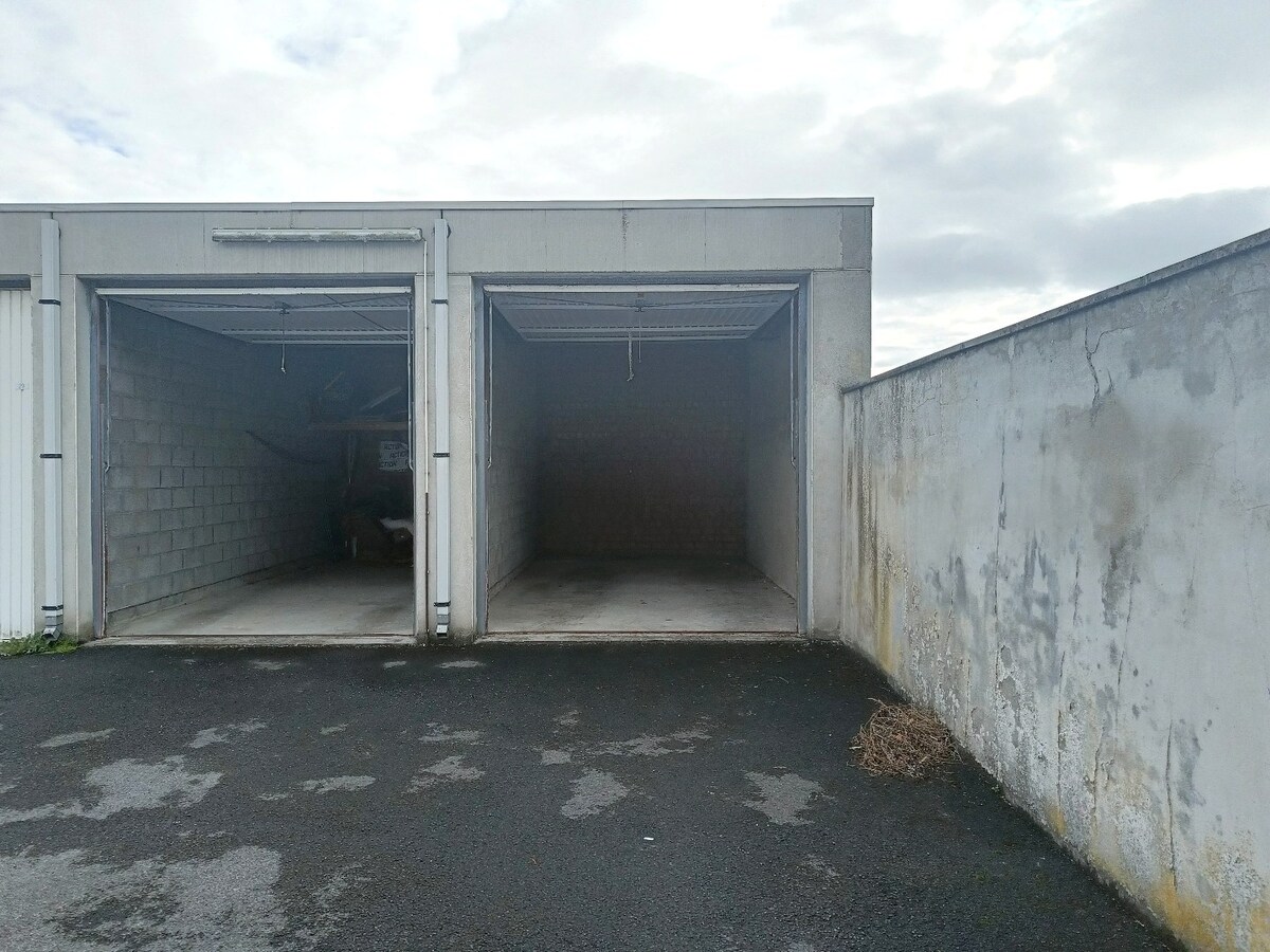 Ruime en hoge garagebox vlakbij de zeedijk. 