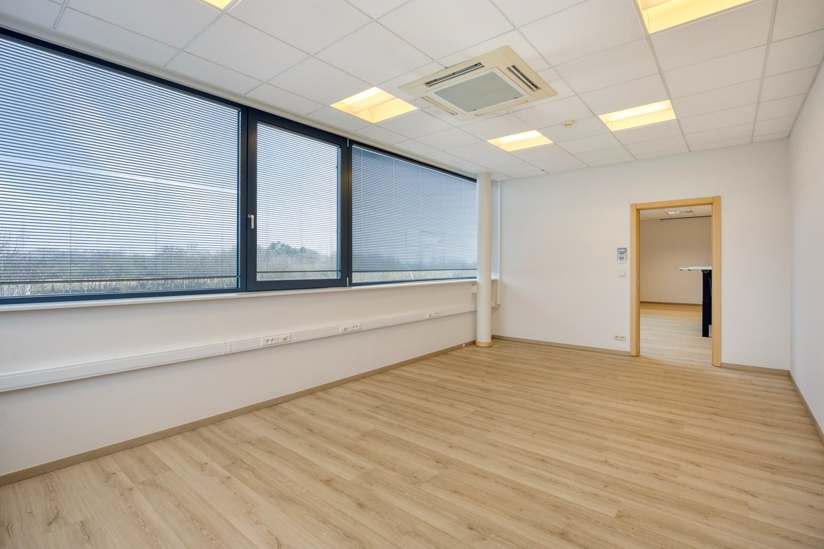 Kantoor te koop in het industriepark te Haasrode/Heverlee met 14 parkings - opp. 626 m² - verkoop van aandelen 