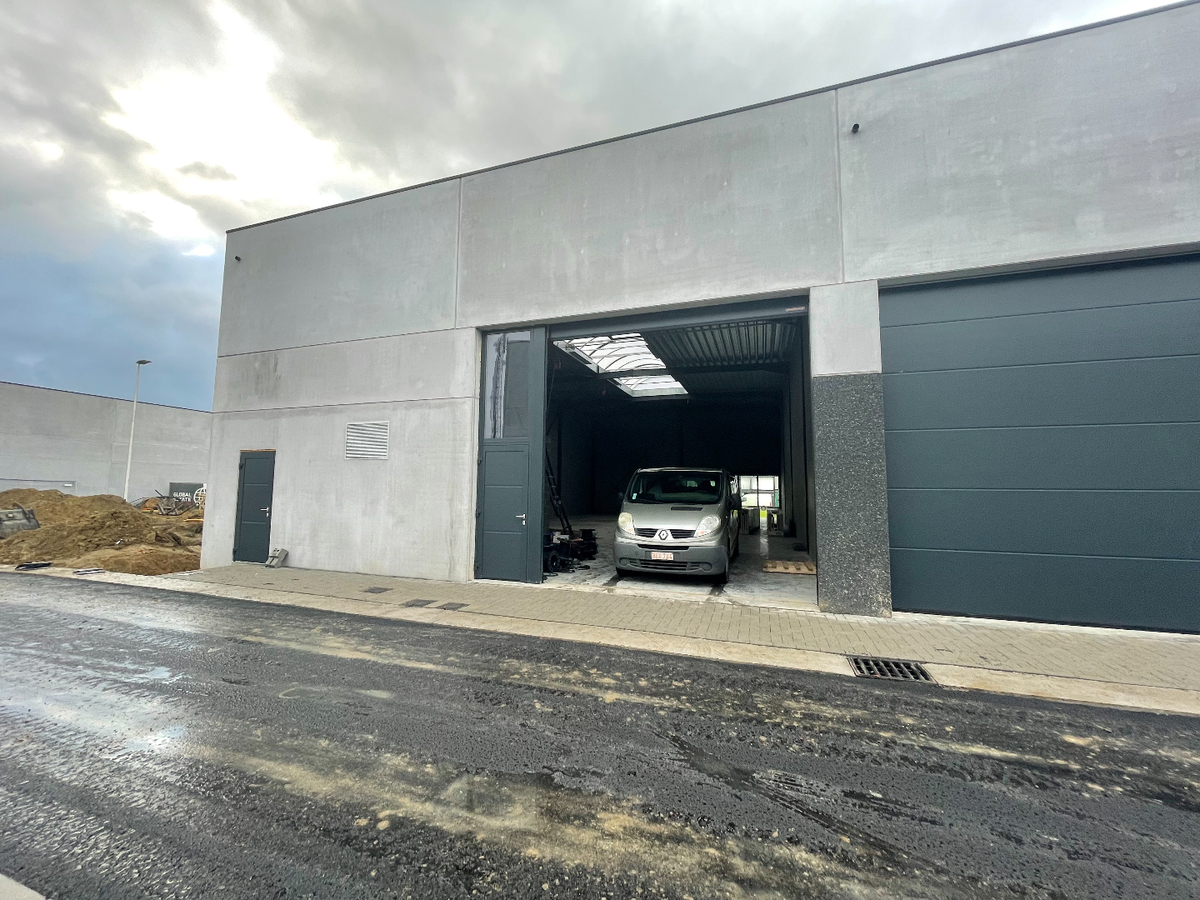 Ruime nieuwbouw KMO-unit van 256 m² te Lendelede 