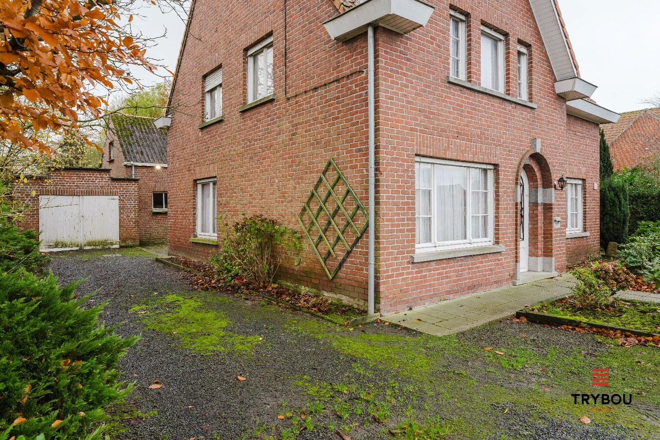 Alleenstaande woning op een ruim perceel van 2270 m² met rustige ligging te Langemark 