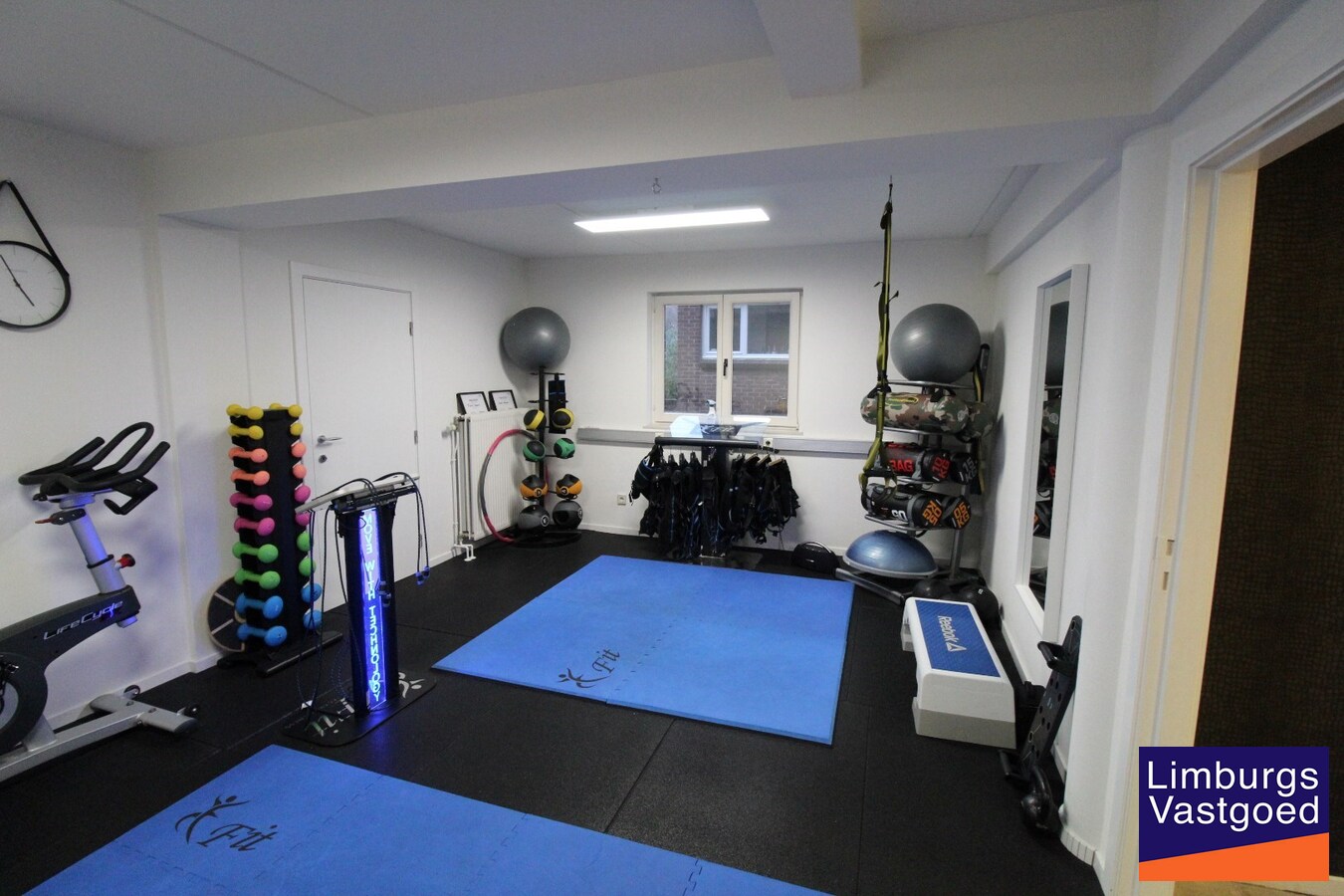 Handels/praktijkruimte, 110m², kelder met drijfkracht, parking 