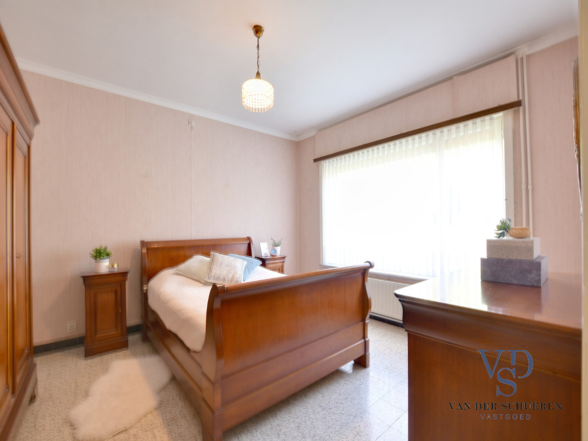 Op te frissen bungalow in doodlopende straat. 