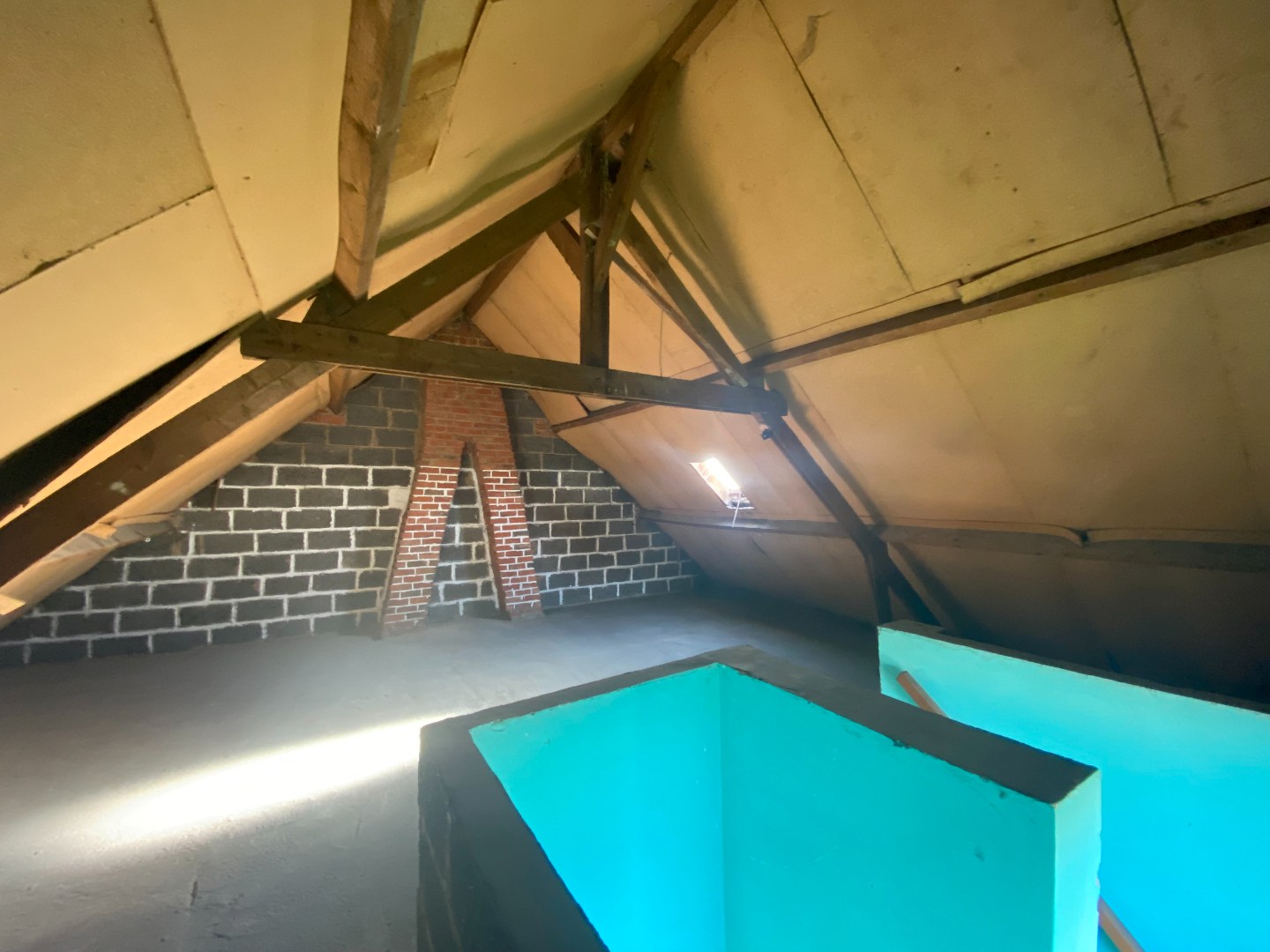 Degelijke halfopen bebouwing met groot potentieel op mooi hoekperceel van 524 m²! 