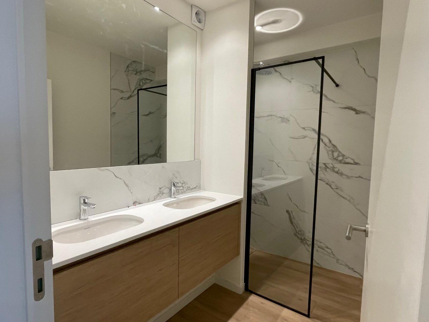 Prachtig gelijkvloers appartement met 3 slaapkamers en terras, midden in het centrum! 