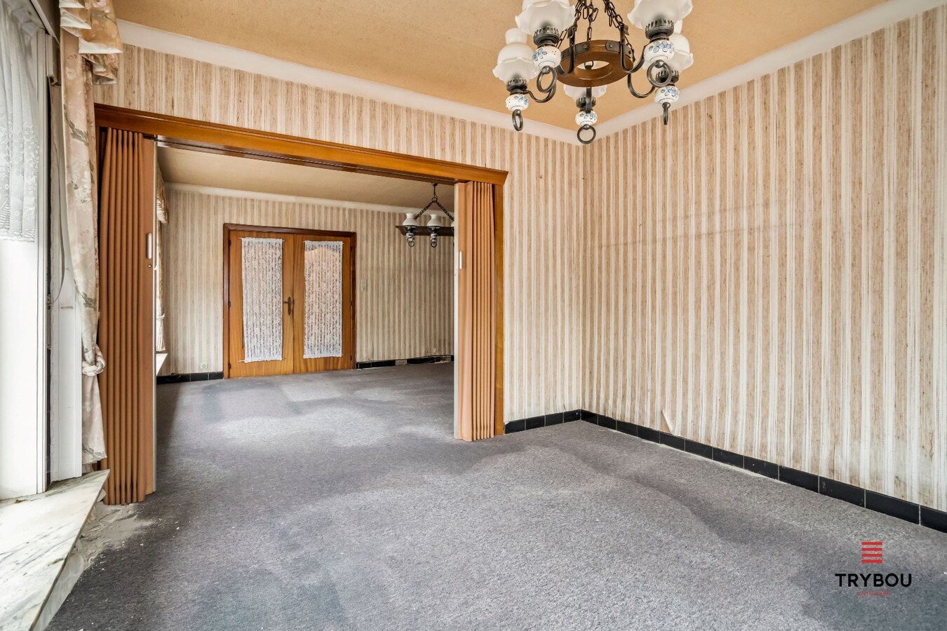 Centraal gelegen, halfopen woning met kleine loods en garage. 