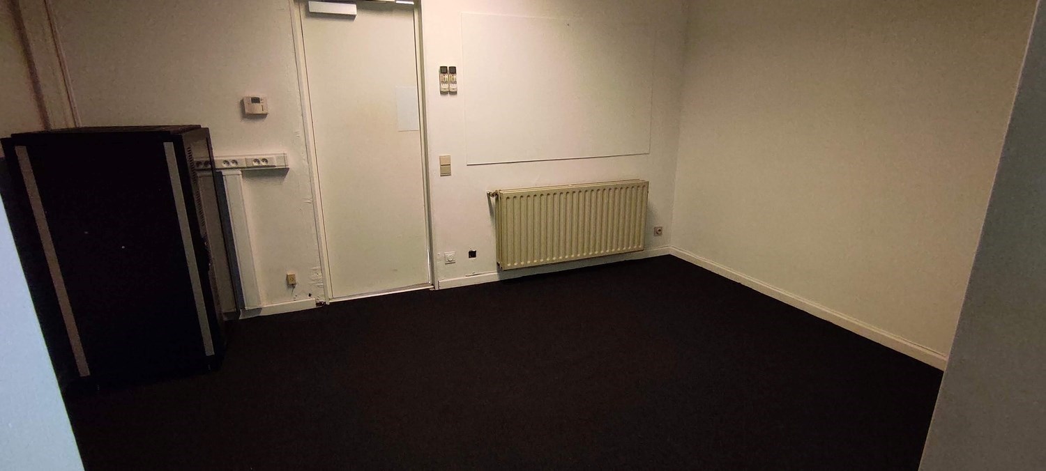 Centraal gelegen handelspand gelegen op een zeer commerciële ligging in de Lippenslaa (POP-UP MOGELIJK) 