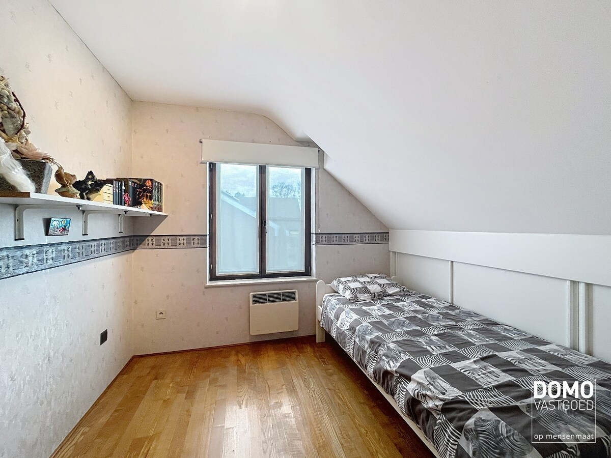 Ruime woning met 4 slaapkamers, groene tuin, terras en inpandige garage 