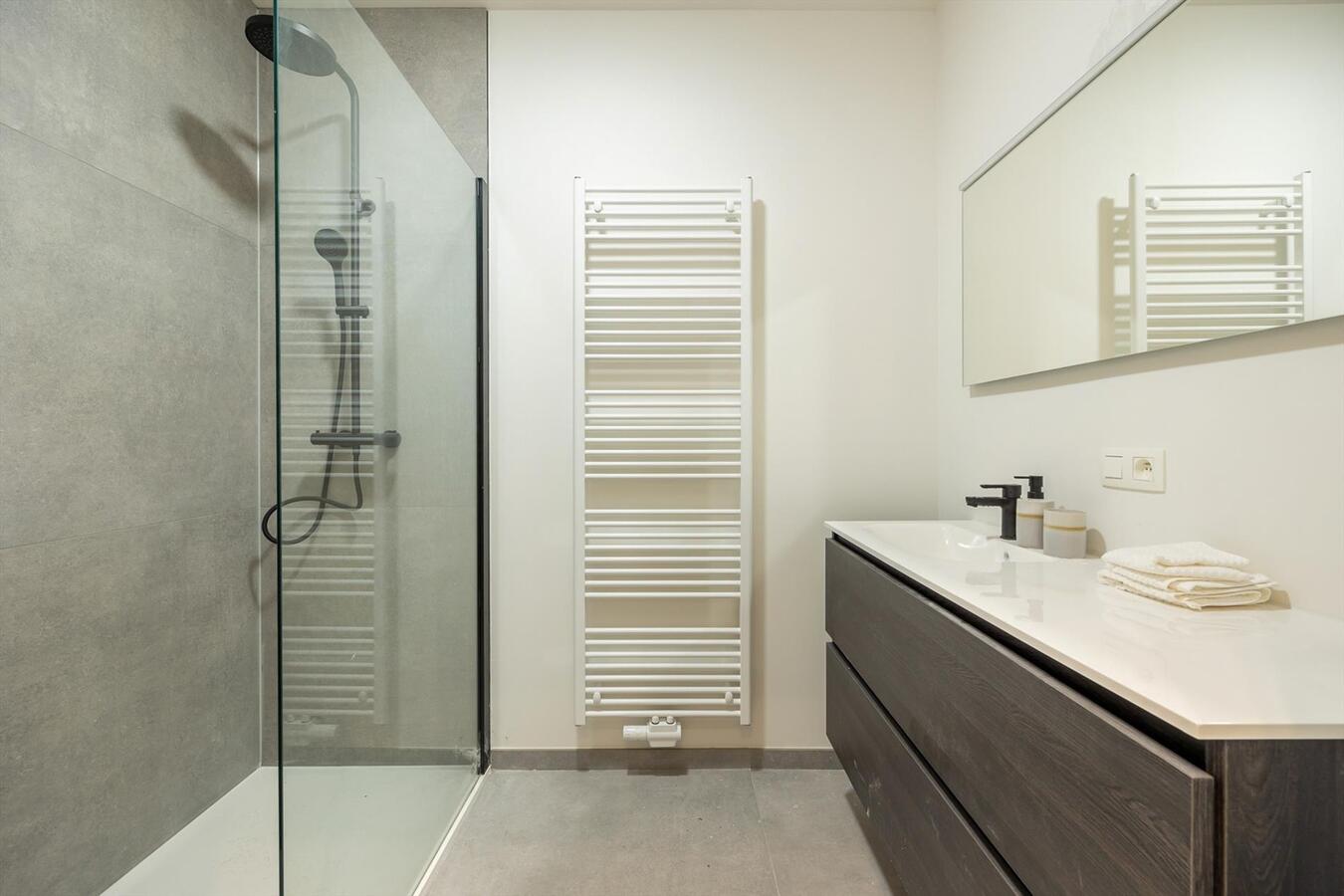 Gerenoveerd appartement met ruim terras te Mortsel! 