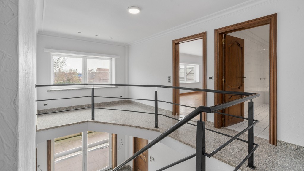 Bedrijfspand met optioneel woonst te huur in Dikkelvenne