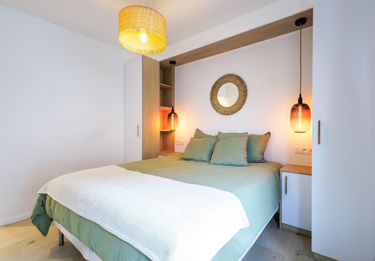 Volledig gerenoveerd hoekappartement met open zicht in exclusieve villaresidentie te Duinbergen 