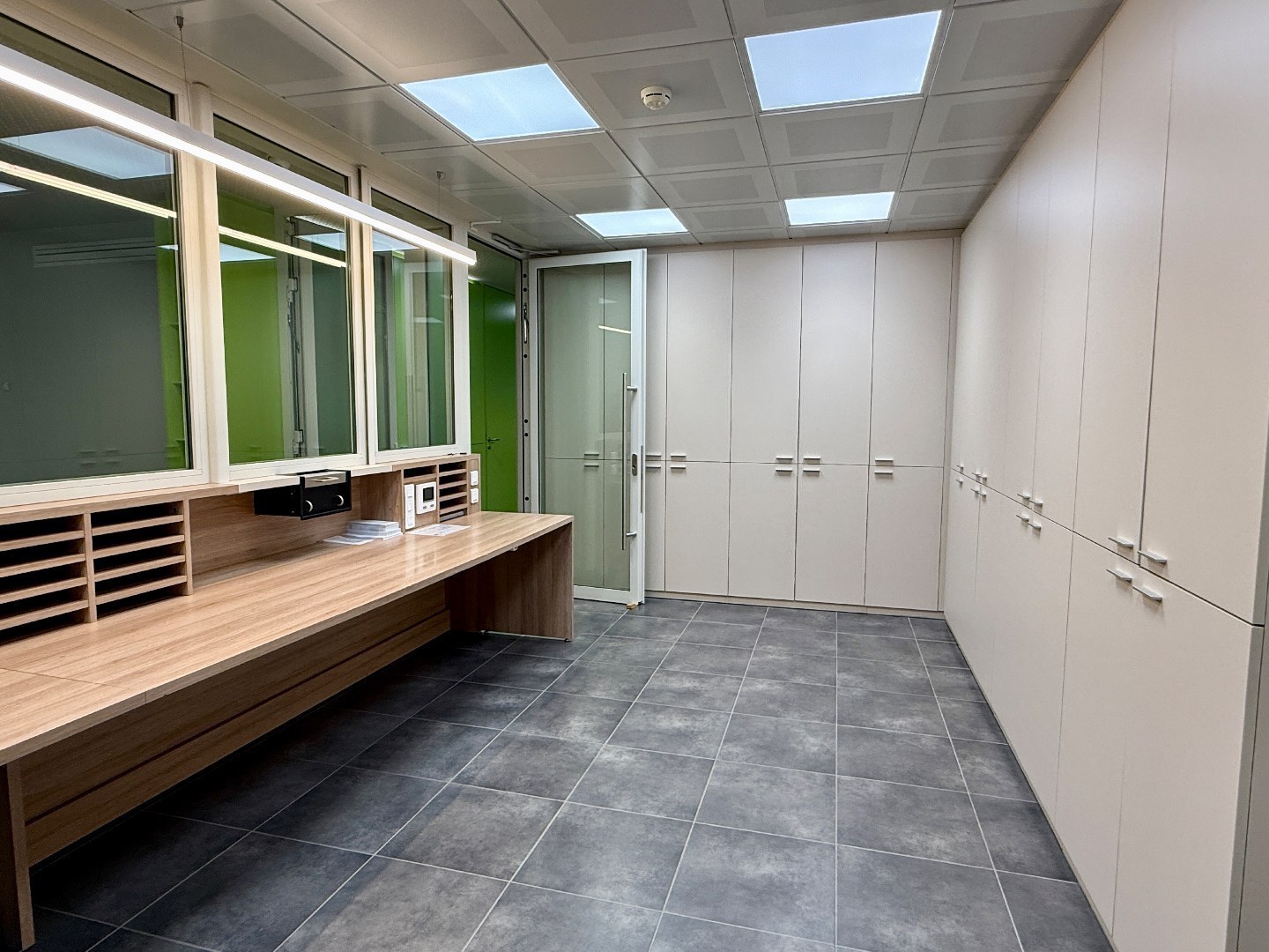 Modern handelpand/kantoor in centrum Oostakker (Gent) 