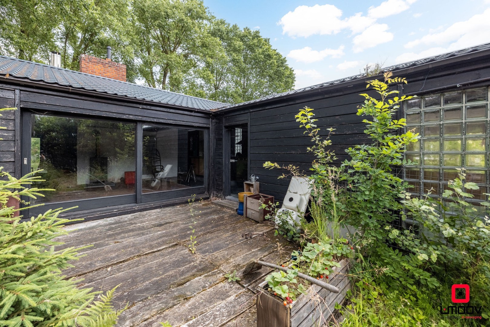 Seventies bungalowvilla met renovatiepotentieel op unieke ligging aan natuurgebied 