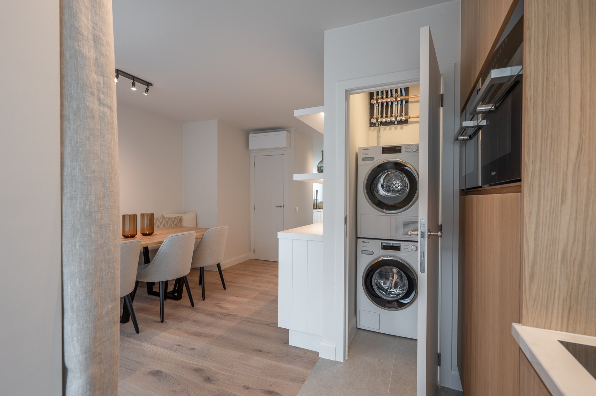 et strand.Magnifique appartement en duplex magnifiquement rénové avec vue latérale sur la mer, 2 chambres à coucher complètes, 2 grandes terrasses et un niveau de finition exceptionnel, situé à quelqu 