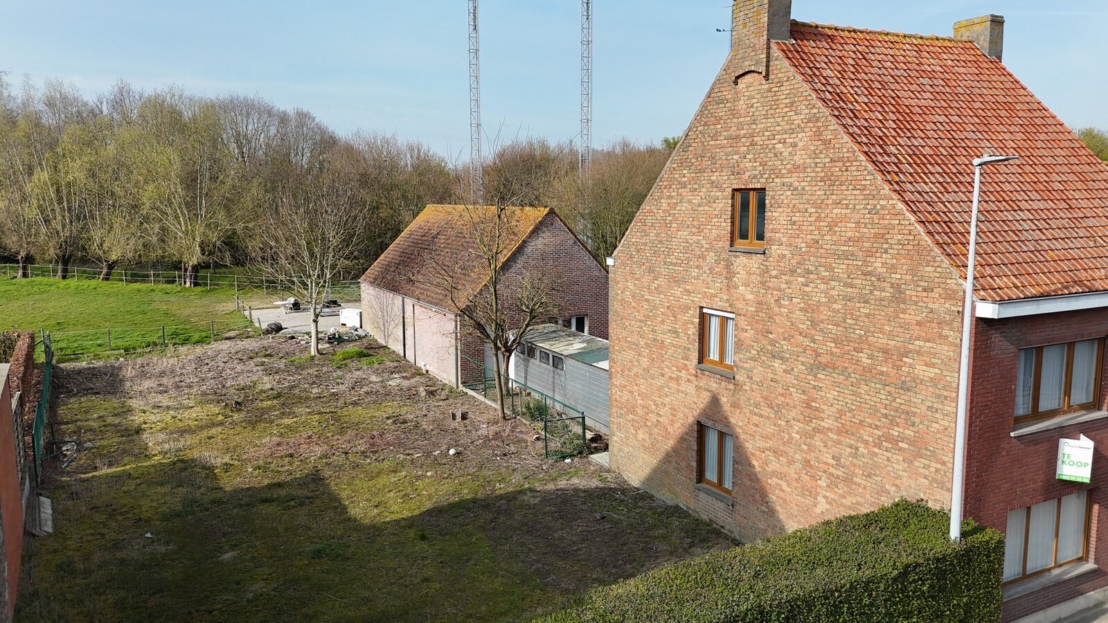 Alleenstaande woning met naastliggend stuk bouwgrond en weide te Eernegem 