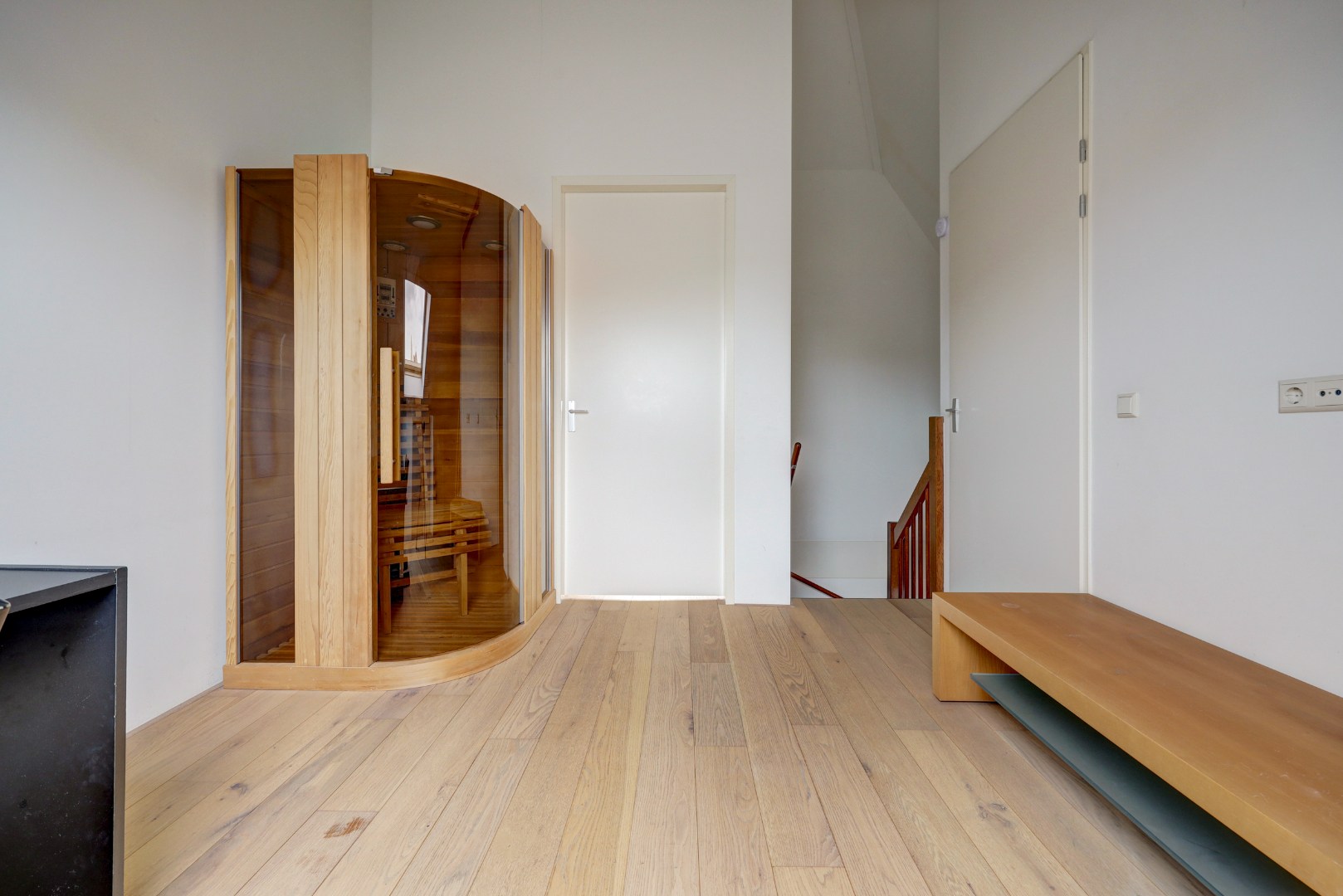 Luxe en royale 5-kamer 2-onder-1-kap woning met garage, eigen parkeerplaats, sauna én zonnige tuin op het zuiden en gelegen in een rustige straat! 