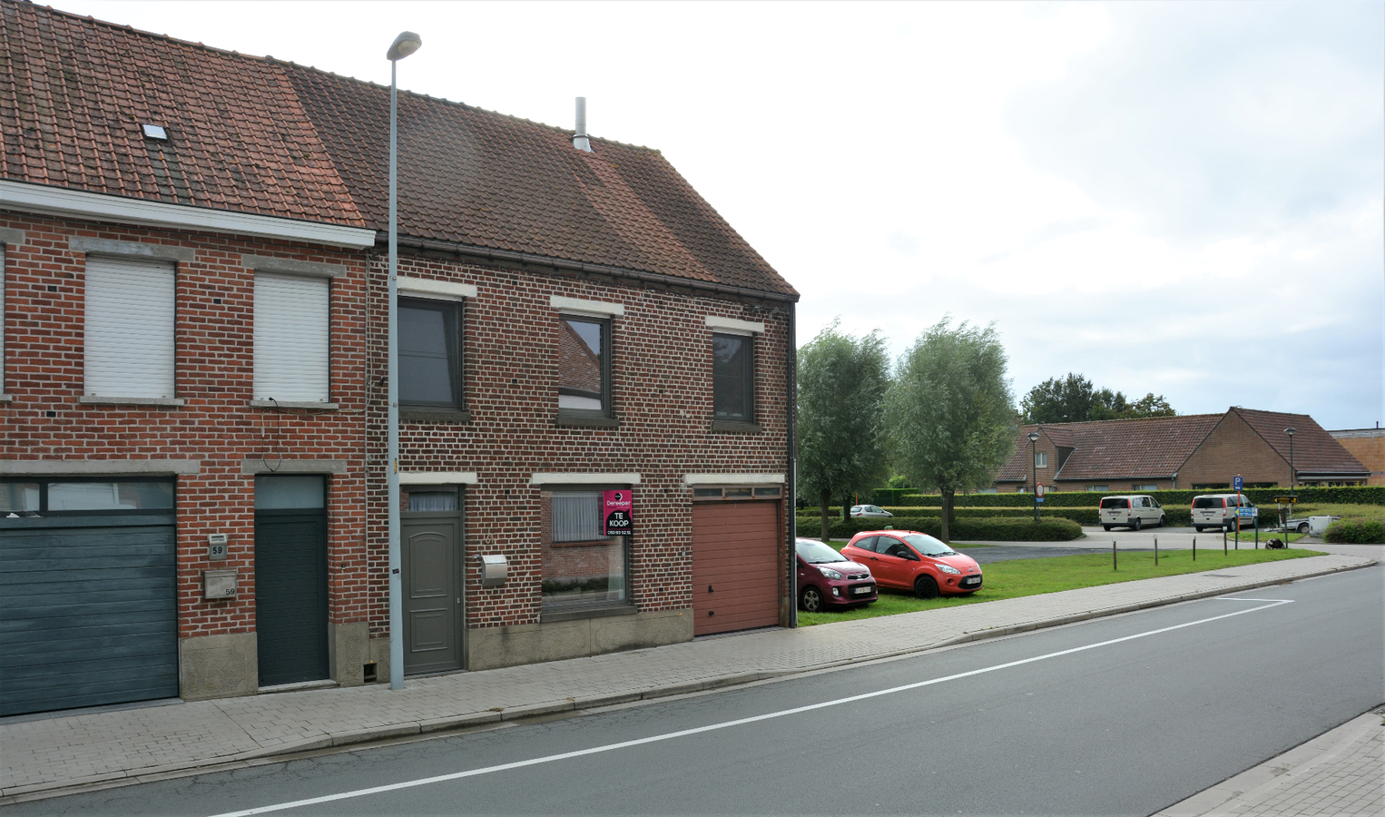 Half-open woning met grote tuin te Aartrijke 