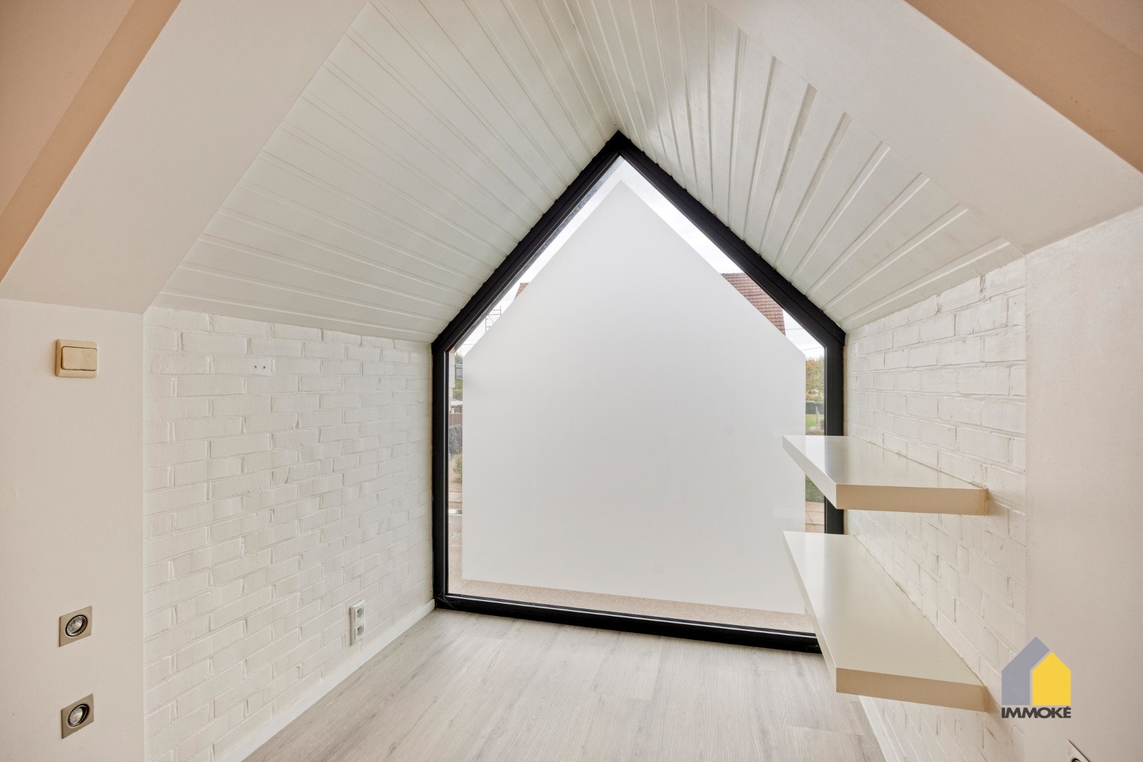 Modern appartement met 2 slpks en parking. 