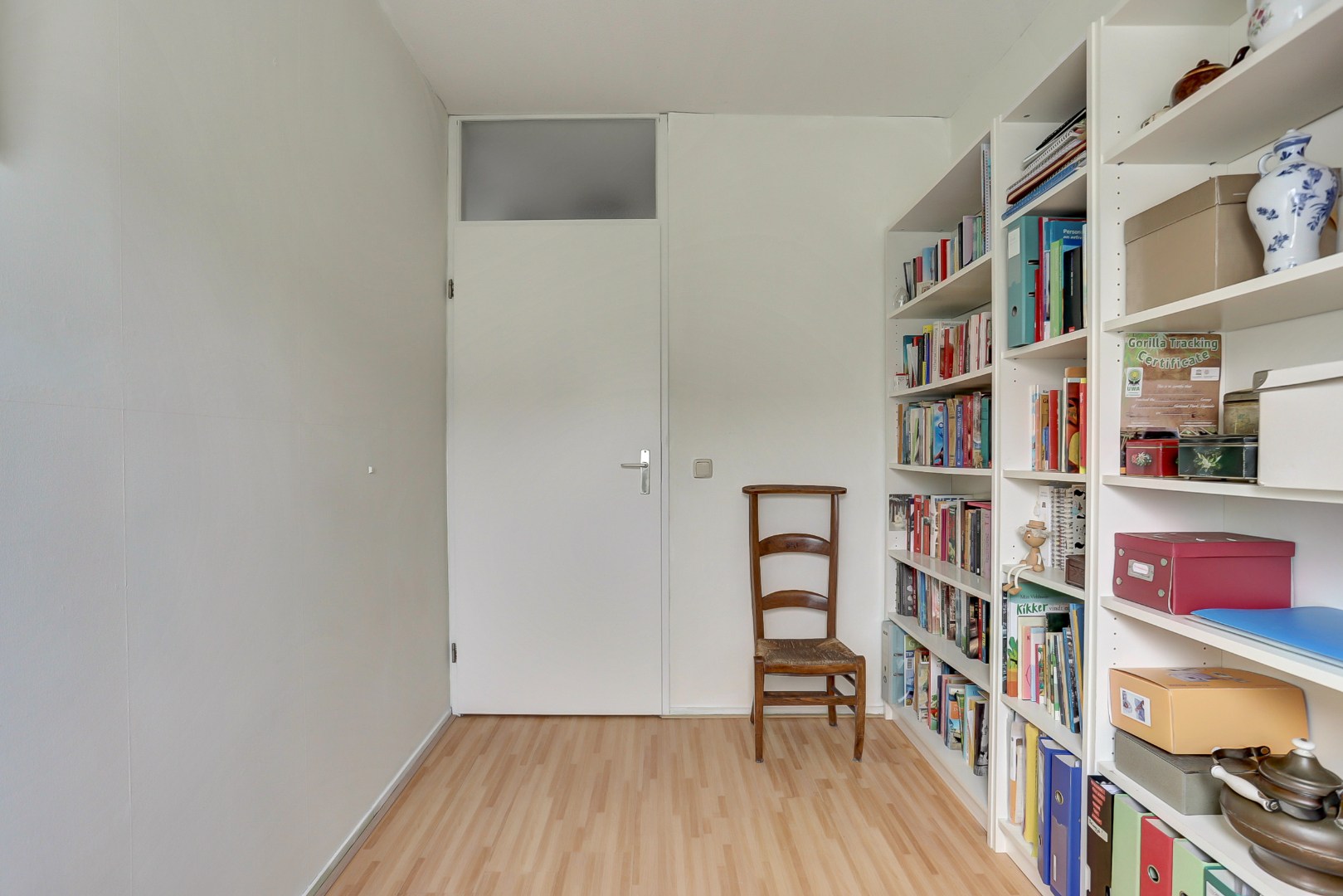 Ruime 5-kamer tussenwoning met inbouw keuken, moderne badkamer, 4 slaapkamers, ruime tuin gelegen op het zuidwesten. 