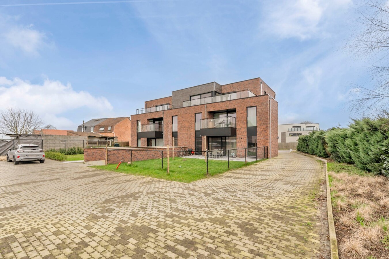 Recent duplex appartement met 2 slaapkamers en garage. 