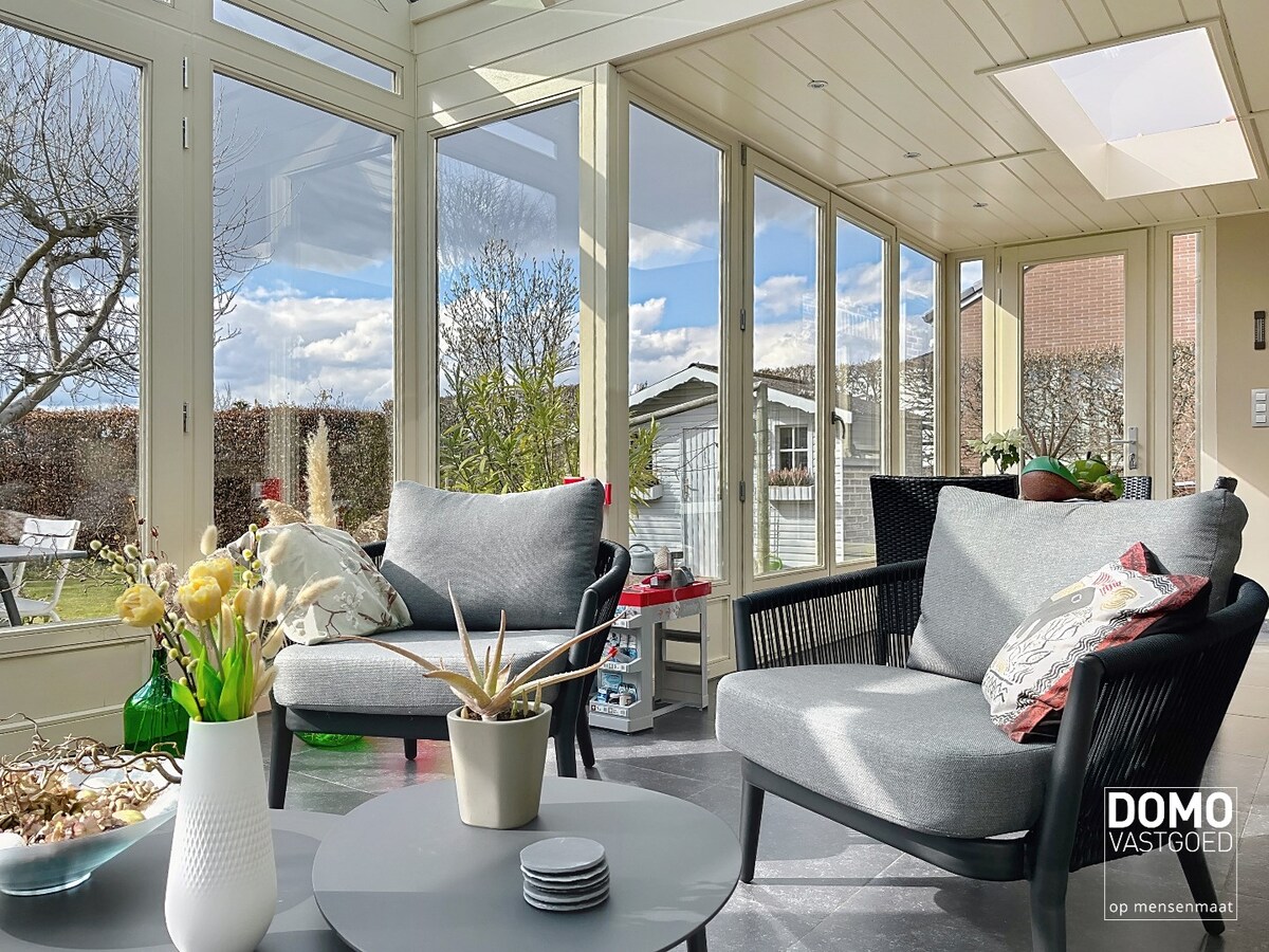 Ruime woning met 4 slaapkamers, groene tuin, terras en inpandige garage 