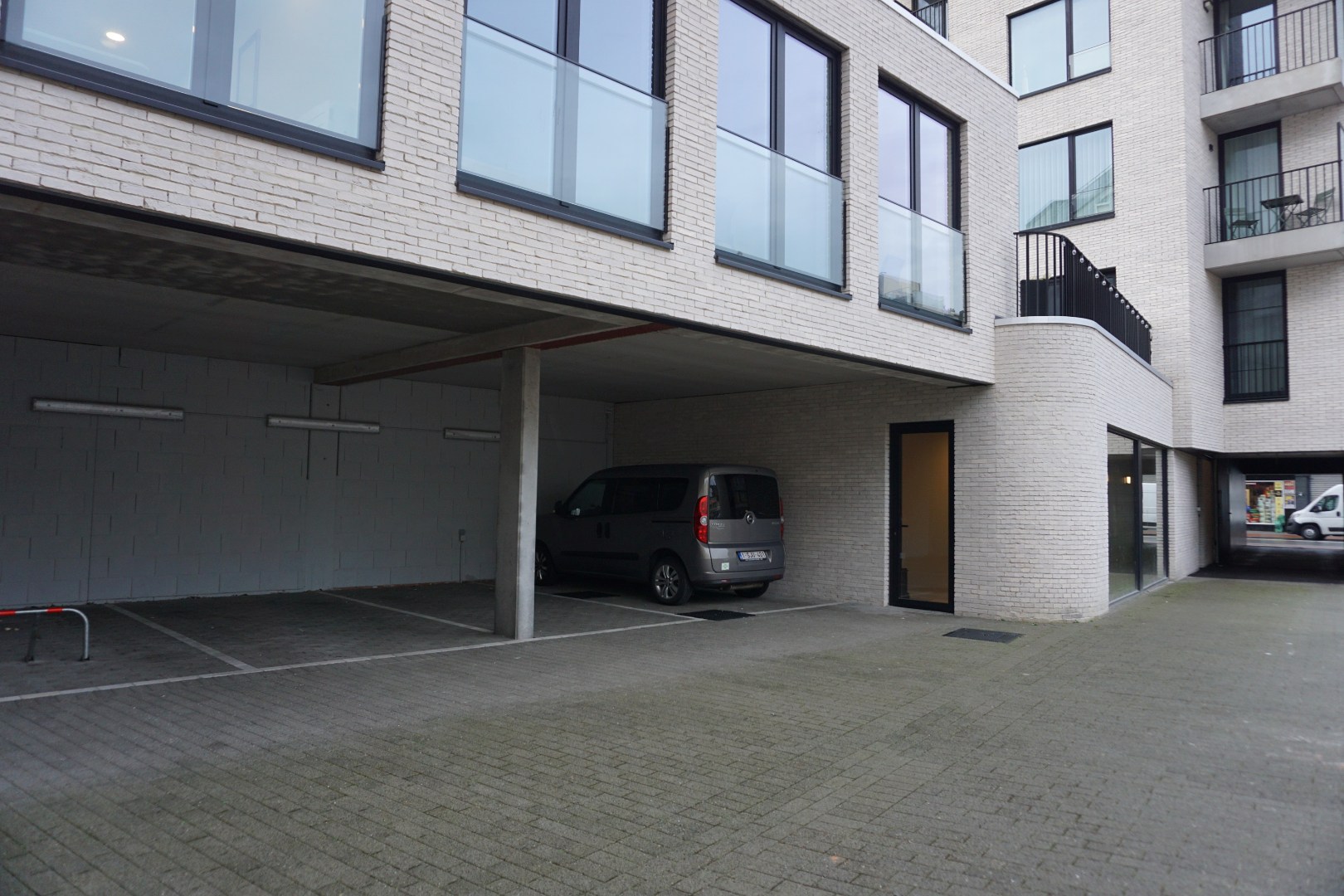 APPARTEMENT RÉCEMMENT CONSTRUIT AVEC 2 CHAMBRES ET PLACE DE PARKING PRÈS DE PETIT PARIS 