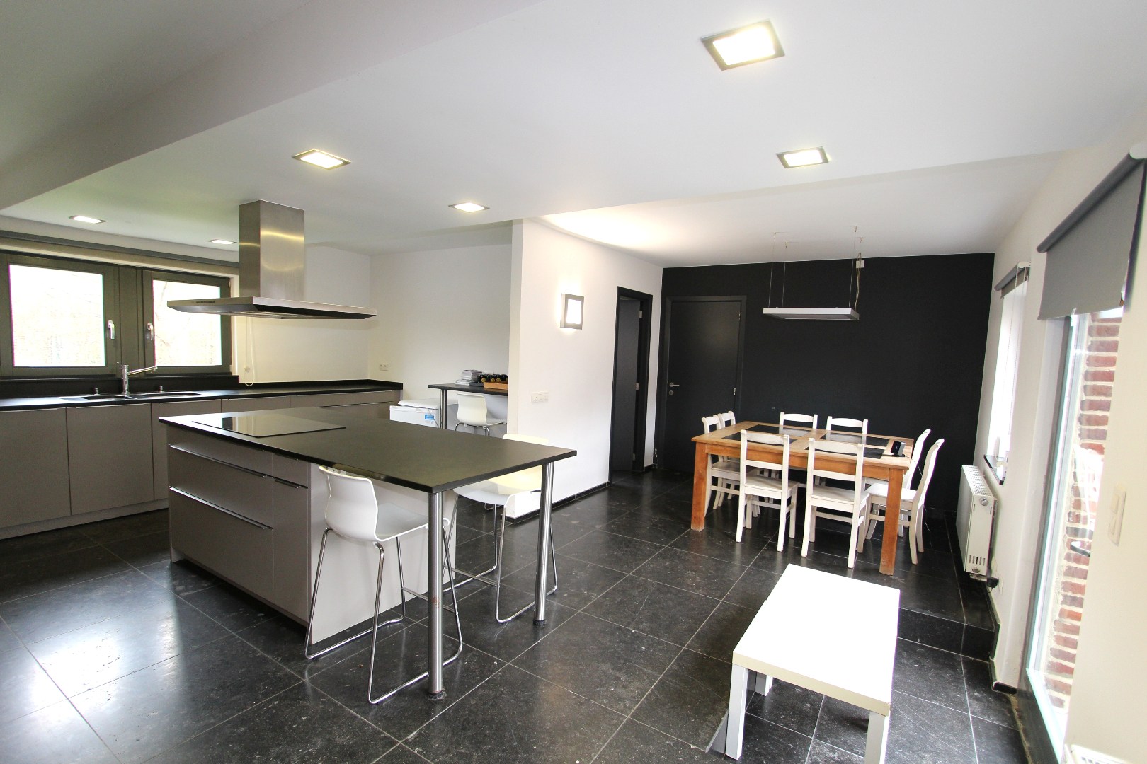 RUIME WONING VAN 390 m² MET GROTE TUIN EN ZWEMBAD 