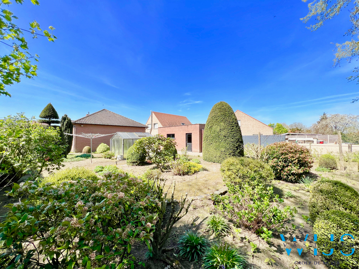 Stevige bungalow op een prachtig perceel van 925 m² te SLEIDINGE ! 