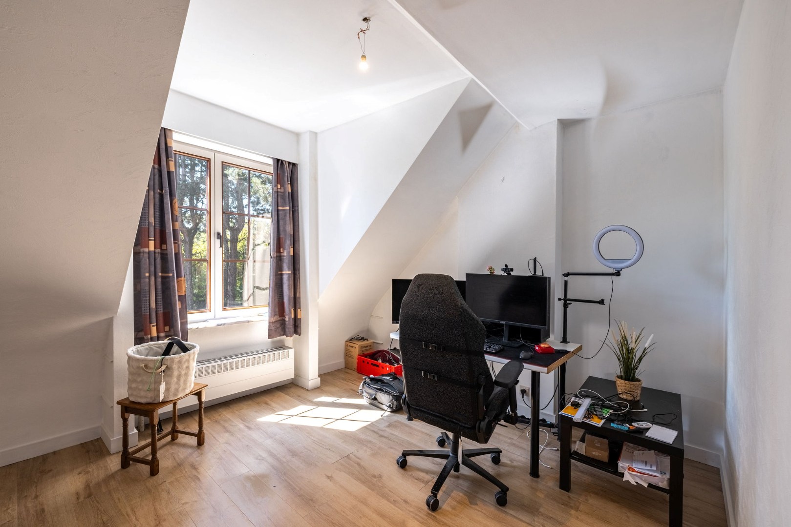 Karaktervolle villa met royale volumes op perceel van 1100m2 nabij de E40 